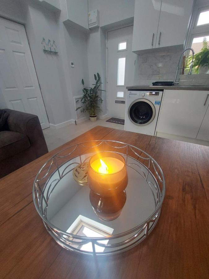 New, Stylish Studio Flat With Private Patio And Free On-Street Parking Check Out At 11Am Bournemouth Luaran gambar