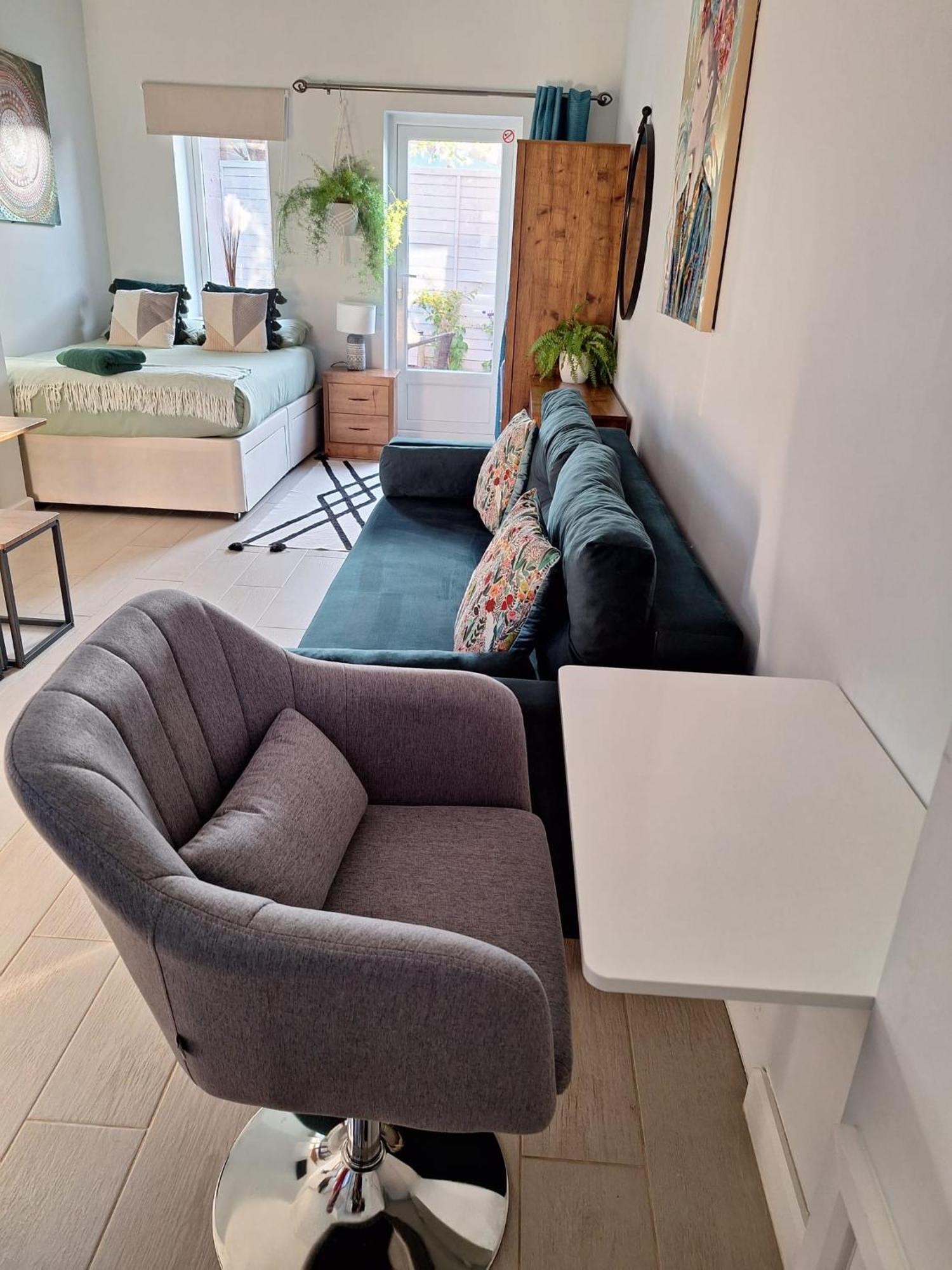 New, Stylish Studio Flat With Private Patio And Free On-Street Parking Check Out At 11Am Bournemouth Luaran gambar